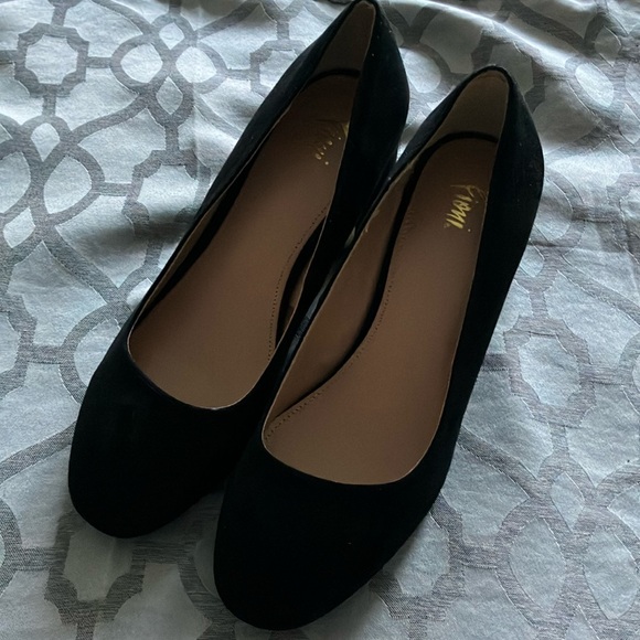 Shoes - Picture 2 of 8